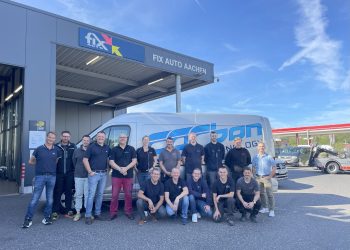 Zufriedene Karosseriebauer nach einer Carbon CBR Schulung vor der Werkstatt Fix Auto Aachen.