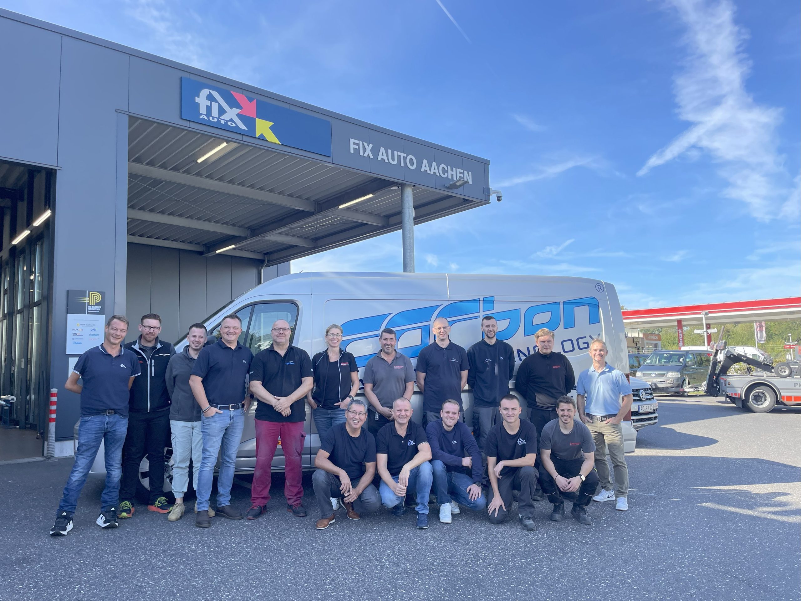 Zufriedene Karosseriebauer nach einer Carbon CBR Schulung vor der Werkstatt Fix Auto Aachen.