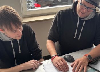 Zwei Männer unterhalten sich