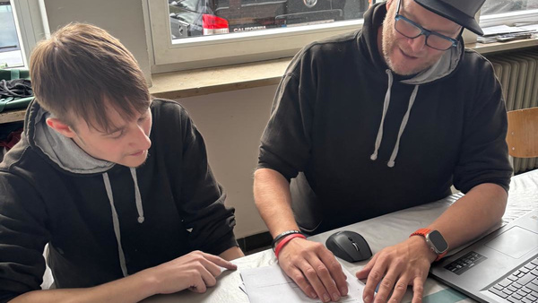 Zwei Männer unterhalten sich