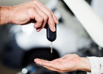 Übergabe eines Autoschlüssels