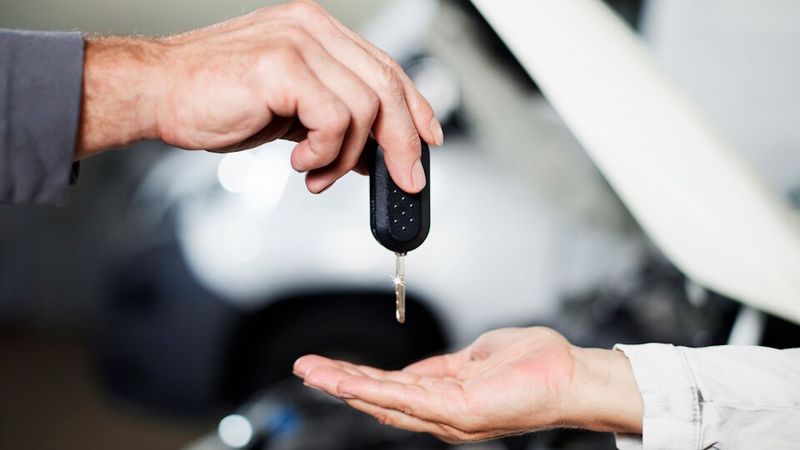 Übergabe eines Autoschlüssels