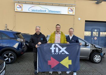 Jens & Jack Donner sowie Roy de Lange vor der Autolackiererei Donner.
