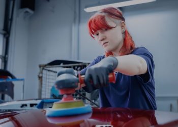 Emelie Ludewig, Fahrzeuglackiergesellin bei Fix Auto Dresden Nord