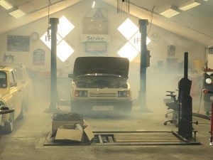 Ein Wartburg in einer Werkstatt mit Nebel.