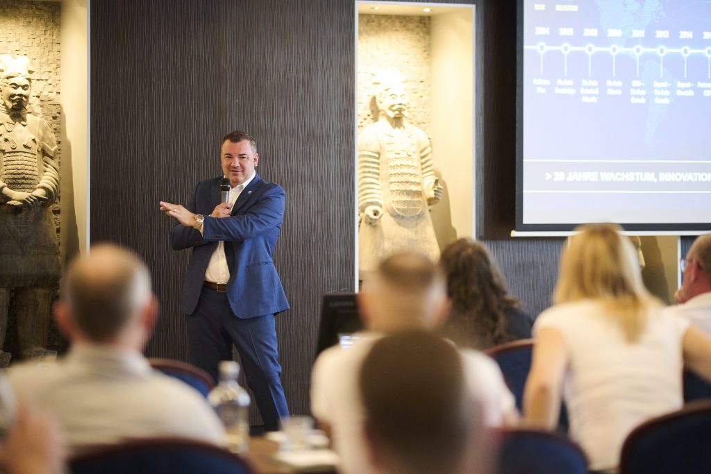 Steve Leal spricht vor dem Publikum auf der Franchisee-Konferenz.