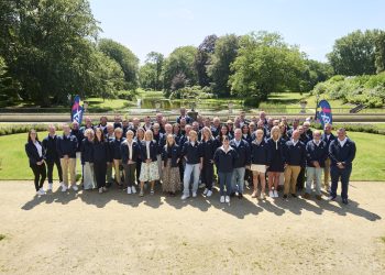 Gruppenbild der Teilnehmer auf der Franchisee-Konferenz in einem Garten.