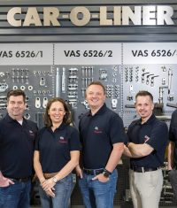 Team von Fix Auto Aachen vor einer Car-O-Liner Werkzeugwand