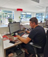 Ein Mitarbeiter von Fix Auto Solms am Kundenempfang